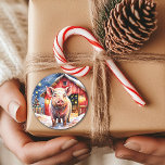 Cute Rustic jul Gris och Barn Runt Klistermärke<br><div class="desc">Klädsäckarna i gris,  med en vattenfärgad stil-hake framför en lada på en vinterdag.</div>