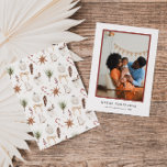 Cute Rustic Mönster Photo Julkort<br><div class="desc">Modern och elegant julkort med en helgdag i mönster med vattenfärg och med gräs-snokar, koner, polkagrisar, choklad i hett, prydnadsföremål, julbär med mera. Det här helgdag kommer säkert att få alla att känna julstämningen. På framsidan har vi ett vackert foto av rost färgad ram där du kan lägga till din...</div>