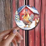Cute Rustic Tupp Farm ThGod jul Runt Klistermärke<br><div class="desc">Kute julklistermärken med ett nöjesfält. Röd,  rustik och en kyckling som står på ett rött staket.</div>