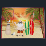 Cute Santa and Surfboard Beach Surfing jul<br><div class="desc">Den varmaste julklappen i Önskemål har en söt strandscen med tomten,  surfingbrädor,  en sandstrand snögubbe,  fiskmås,  handflatan träd som är dekorerad med festlig helgdag ljus och i bakgrunden kör helgdag över sol. -</div>