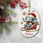 Cute Santa Elephant Sleigh Kids jul Julgransprydnad Keramik<br><div class="desc">På framsidan av detta söta barns julprydnad är en vacker baby panda björn sitta i ett rött och guld sleigh. Han bär en röd och vit tomtehatt och Santa kostym. Röda och guld dekorativa stjärnor är spridda över, och ditt eget namn finns vid grund. Baksidan av dekorationen har ett God...</div>