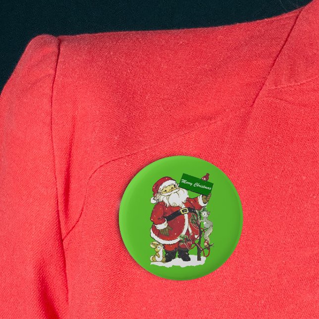Cute Santa Hårig Animals God jul Knapp (Santa Claus little animals in snow decorated tree Merry Christmas sign on green pin back button.)
