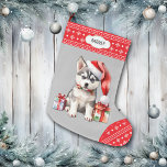 Cute Santa Hat Husky Puppy Snowflake Gräns Stor Julstrumpa<br><div class="desc">På framsidan av detta lager i Helgdag visas en bild av en vacker Siberian husky-valp med en julhatt och sitta bredvid presenten paket. Bilden placeras på silver grått-bakgrunden, och tå och övre gräns är ett rött och vitt snöflinga mönster. På övre gräns finns en vit etikett med anpassningsbarnas text i...</div>