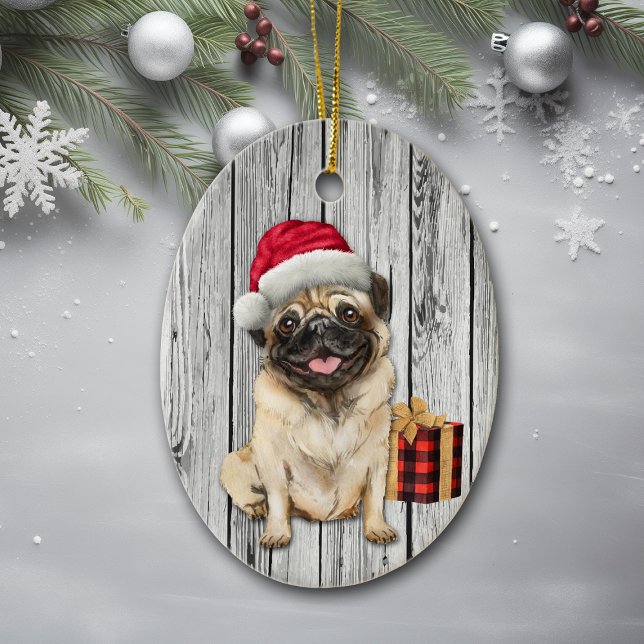 Cute Santa Hat Pug Hund på Wood Background Julgransprydnad Keramik (Skapare uppladdad)