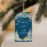 Cute Scandinavian Winter Baby Shower Tack Presentetikett<br><div class="desc">Lägg till en speciell beröring till firande med favorittaggar för Tacken för Cute Winter Baby Shower. Denna utformning har skandinaviska illustrationer av en liten björn i mysiga vinterkläder omgivna av gåvor, Julgranar, bubblor, snöflingor, fåglar och botaniska vintern, som alla placeras på en mörk teal bakgrund. Anpassa enkelt texten med hjälp...</div>