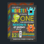Cute Scary Little Monsters Birthday Inbjudningar<br><div class="desc">Cute och skrämmande små monster på kritbordsbakgrunden med färgstarka,  grymma chevron-kort för utskrift av födelsedagskalender.</div>