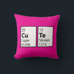 Cute Science Nerd Kudde<br><div class="desc">Roligtens rosa kudde med ord CUTE skapat med inslag från det periodiska bord. Du kan ändra bakgrunden färg från rosa till spelar ingen roll kostym. Fantastisk presentidé för söta nerver,  gäster,  vetenskapsmän och professorer.</div>