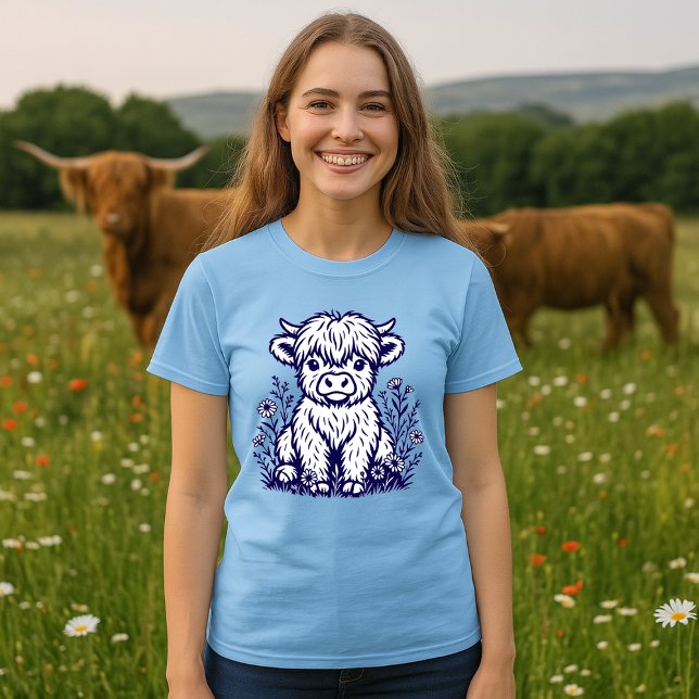Cute Scottish Highland Cow & Wildblommor T Shirt (Skapare uppladdad)
