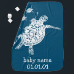 Cute Sea Turtle ANPASSADE Baby Namn Birthday Bebisfilt<br><div class="desc">Lägg lite luft i ditt baby-rum med den här roligten havsköldpaddan mönster. Hand plockade efter mig, för dig! Du kan alltid lägga till din egen text som baby namn och födelsedagen. Kolla min butik för mer färg och mönster, plus matchande tillbehör som totes, badkar, handdukar, flinflip flops, biber, kosmetiska påsar,...</div>