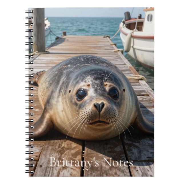 Cute Seal Laying on Boat Dock Ocean Pier Anteckningsbok (Framsidan)