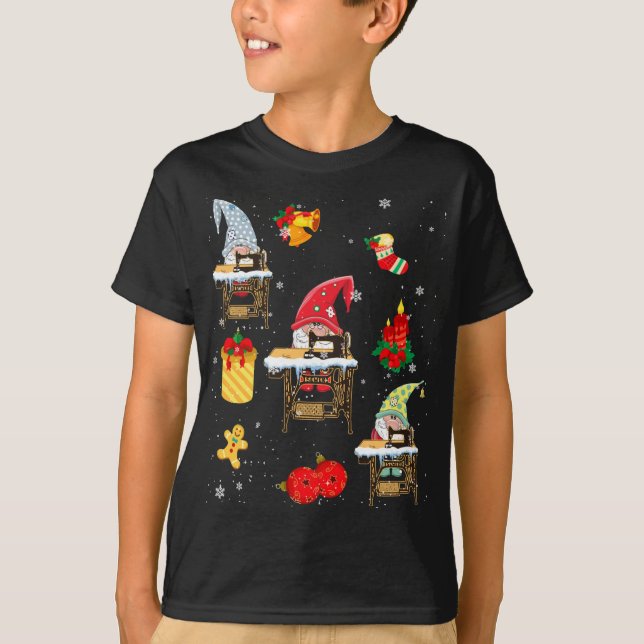 Cute Sewing Gnomes Funny julgrnomes Sewing Q T Shirt (Framsida)