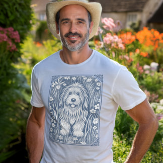 Cute Shaggy Hund på en gammal engelsk Garden T Shirt