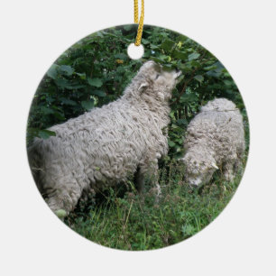 Cute Sheep Eating Löv Ornament