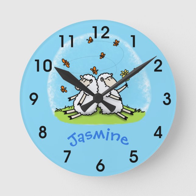 Cute sheep friends and butterflies cartoon round c rund klocka (Framsida)
