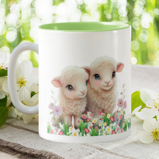Cute Sheep Lamb i blomsterträdgården personlig Två-Tonad Mugg (Skapare uppladdad)