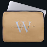Cute Simple Tan Monogram Namn & Initial Laptop Fodral<br><div class="desc">En monogramdesign för snyggten på en enkel ljusbrun bakgrund.</div>