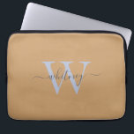 Cute Simple Tan Monogram Namn & Initial Laptop Fodral<br><div class="desc">En monogramdesign för snyggten på en enkel ljusbrun bakgrund.</div>
