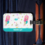 Cute Sjöjungfru Beach Girl Personlig Kids Bagagebricka<br><div class="desc">Sjöjungfru och hav,  smalbarn med liten bagagetong med en söt strandflicka mönster. En söt rosa hade en sjöjungfru och en vacker sjöjungfru som simmar med narwhals. Ungdomsresande för ditt skolbarn.</div>