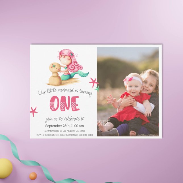 Cute Sjöjungfru Fotoinbjudan första födelsedag Inbjudningar (Pink Mermaid First Birthday Photo Invitation by Kinda Cute by Patricia Alvarez)