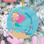 Cute Sjöjungfru Girl Beach Födelsedagsfest Anpassn Julgransprydnad Keramik<br><div class="desc">Julprydnadsgåva i Cute anpassningsbar-sjöjungfrun med en snygg rosa med en coola teal svan som simmar bredvid vackra segelceller i havet. Coola för en strandflicka som kärlek till simman.</div>