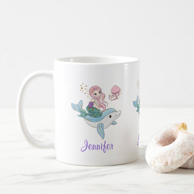 Cute Sjöjungfru Riding a Dolphin under Sea Kaffemugg (Med munk)