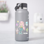 Cute Sjöjungfru Whimsical Girly Personlig Namn Klistermärken<br><div class="desc">Cute Sjöjungfru Whimsical Girly Personlig Name Stickers Labels har en söt sjöjungfru med personligen namn. Anpassa genom att redigera texten i textrutan. Perfekt för vattenflaskor,  födelsedagsfester och gåvor. Designad av ©Evco Studio www.zazzle.com/store/evcostudio</div>
