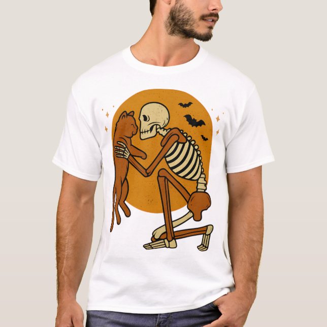 Cute Skeleton Hugging Cat Gothic Halloween Design T Shirt (Framsida)