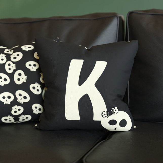 Cute Skull Monogram Mönster Black Dekorativ kudde (Just add your initial to this cute Halloween pillow)