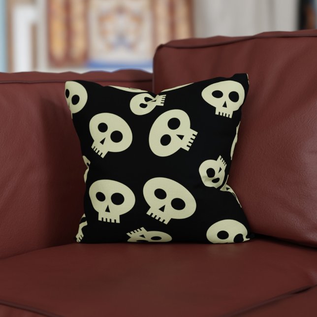 Cute Skull Mönster Black Dekorativ kudde (A cute black and cream skull pattern pillow for your Halloween home)