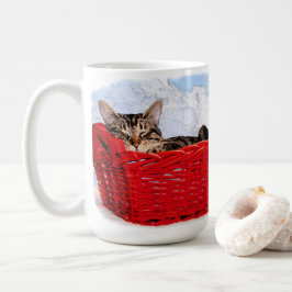 Cute Sleeping Kitten i Bright Red Basket Photo Kaffemugg