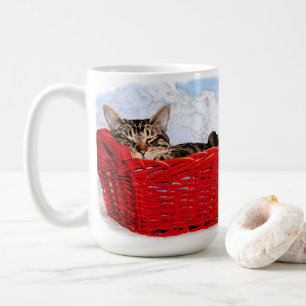 Cute Sleeping Kitten i Bright Red Basket Photo Kaffemugg