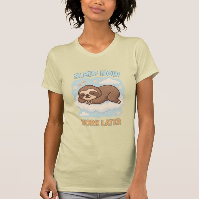 Cute Sleeping Sloon Cloud med citat T Shirt (Framsida)