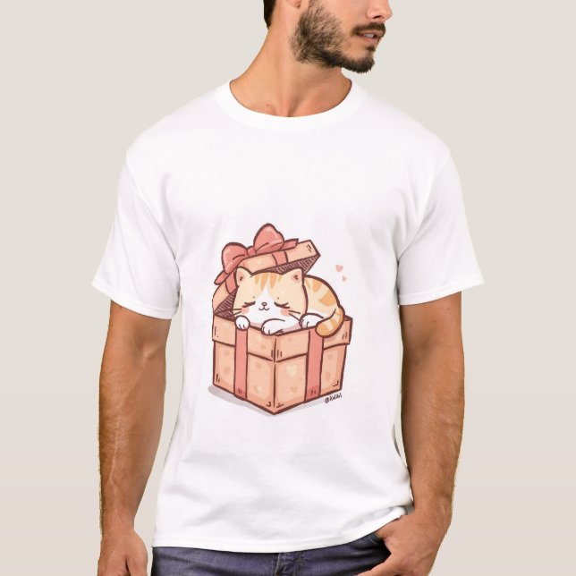 Cute Sleepy Kawaii Cat in Gift Box  - Cozy Surpris T Shirt (Framsida)