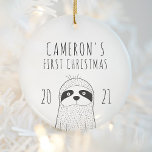 Cute Sloth Babys First jul Black White Julgransprydnad Keramik<br><div class="desc">Minneshögtidlighålla baby första jul med denna söta keepsaksdekoration,  som har en enkel modern svart och vit teckning i en själ. Anpassa den med baby namn och året med handritade tryckteckensnitt.</div>