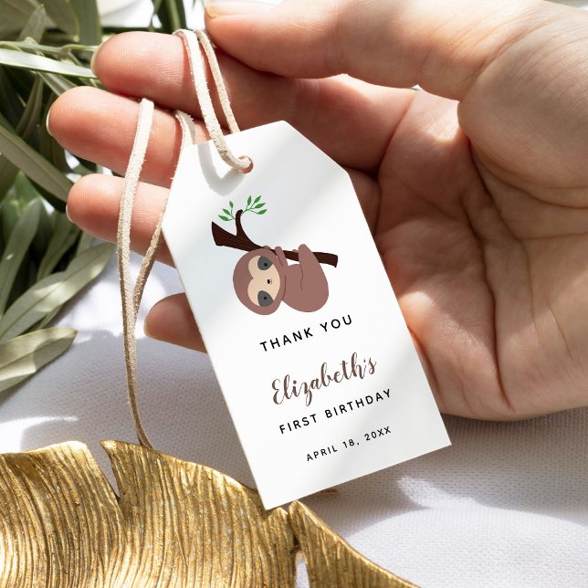 Cute Sloth First Birthday Anpassningsbar Presentetikett (Skapare uppladdad)