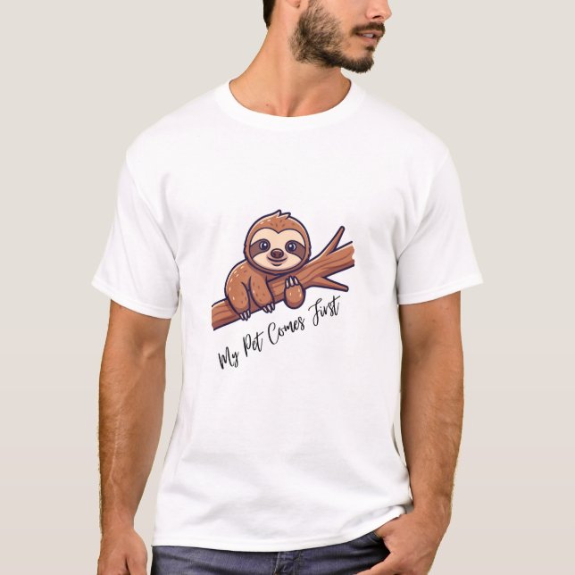 Cute Sloth Hanging on Tree T-Shirt (Framsida)