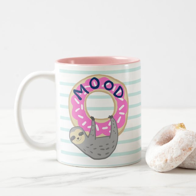 Cute Sloth Hugging Rosa Iced Donut Mood Två-Tonad Mugg (Med munk)