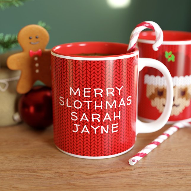 Cute Sloth Personlig Red jul Helgdag Två-Tonad Mugg (Santa Sloth is coming to town! Just add your name to this cute Christmas mug)