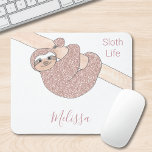 Cute Sloth Ro Guld Glitter Anpassningsbar Musmatta<br><div class="desc">Den här gigantiska musmattan är dekorerad med en söt leende slö från gren från glitter i ro. Anpassade enkelt med ditt namn i snyggtens skripttypografi. Original Teckning c Michele Davies</div>