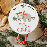 Cute Slothy 1:a juljubilar Julgransprydnad Keramik<br><div class="desc">Markera dina små först jul med den här söta Sloth-prydnaden. Utformningen har en sömnig vinterslump på en upplyst träd-brans,  texten "slothy christmas" och namn.</div>