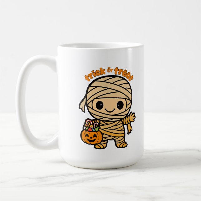 Cute Smiling Mummy Kid med Pumpkin Candy Basket Kaffemugg (Vänster)