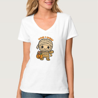 Cute Smiling Mummy Kid med Pumpkin Candy Basket T Shirt