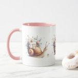 Cute Snigel Mail-Blommigten Pastel Illustration Mugg<br><div class="desc">Den här charmerande illustrationen fångar upp ett sött snigel som bär en vit bunt av handbundet brev, blommor och vykort för vintage vid sin polerade snäcka. Den mjuka pastellpaletten, ömtåliga botaniska detaljer och hjärtslitande uttryck ger teckningen en nostalgisk men magisk ton. Med en tydlig nod för långsam livstid och handskriven...</div>