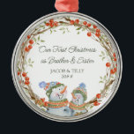 Cute Snögubbars and Rustic Winter Berry Wandeandan Julgransprydnad Metall<br><div class="desc">Vår första jul... helgdag prydnadsföremål, som du kan anpassa som en keepy för varje tillfälle du vill ha. Exemplet visar vår första jul som broder och syster med barnens namn och år. Utformningen har en traditionell rustisk krans av vingar och vinterbär, med två snögubbar lycklig och en fladder av snö....</div>