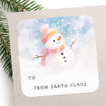 Cute snögubbe illustration till från presentdekal  fyrkantigt klistermärke<br><div class="desc">Till från presentklistermärken med en illustration av ett sött snögubbe som bär en hatfull storybook stil snögubbe och texten "till" och utrymme för dig att lämna skriva till namn och under texten "från Jultomten".</div>