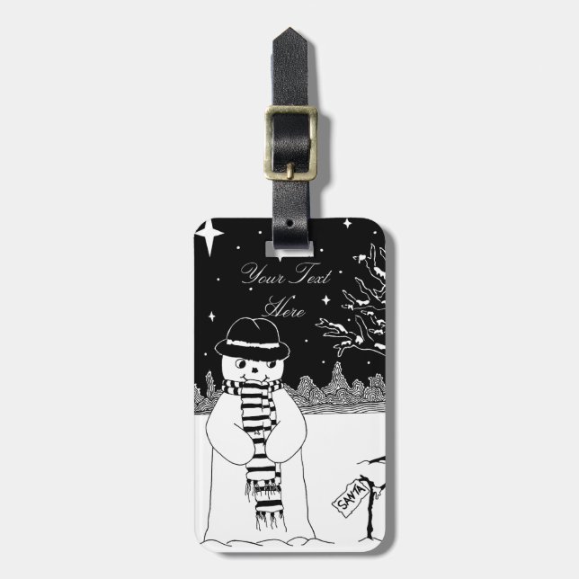 Cute snögubbe ler i snö vid julklappar bagagebricka (Vertikal Framsida)