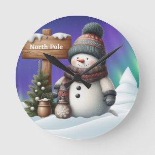 Cute snögubbe på Nordpolen med norra ljus Rund Klocka