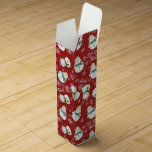 Cute Snögubbe Snowflake Whimsical Presentask För Vinflaska<br><div class="desc">Två söta snögubbe finns med på den här vinerna julboxen. Ett berömvärt snögubbe har på sin julhatt medan det andra är snuset i sin skogshatt. Vita snöflingor och snö kompletterar helgdag.</div>