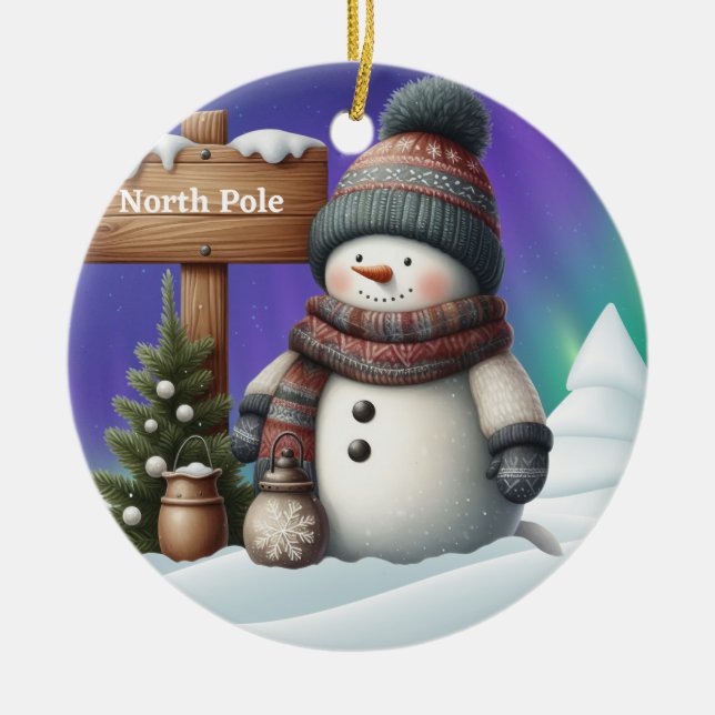 Cute snowman on North Pole with northern lights Julgransprydnad Keramik (Framsidan)