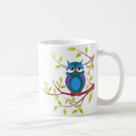 Cute sömnig uggla på tecknaden träd kaffemugg